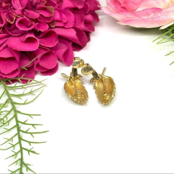 VINTAGE⚜️Brushed Golden Prickly Floral Clip Earrings - Picture 7 of 8